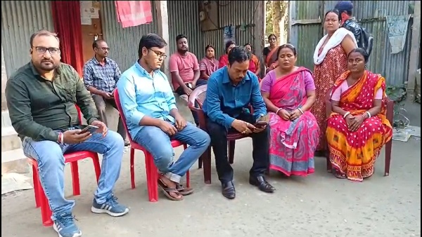 উত্তরকাশীর টানেল থেকে উদ্ধার মানিক তালুকদারের সঙ্গে ভিডিও কলে কথা স্ত্রীর, স্বস্তিতে পরিবার উত্তরকাশীর টানেল থেকে উদ্ধার মানিক তালুকদারের সঙ্গে ভিডিও কলে কথা স্ত্রীর, স্বস্তিতে পরিবার