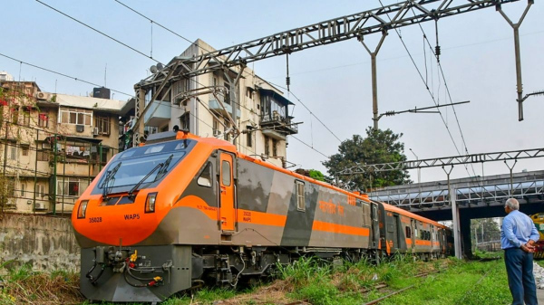 Vande Sadharan Express: রেল ট্র্যাকে ধরে ছুটছে বন্দে সাধারণ এক্সপ্রেস!