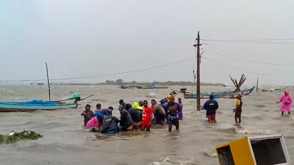  অন্ধ্রপ্রদেশের বাপাতলায় ল্যান্ডফল ঘূর্ণিঝড় মিচাংয়ের