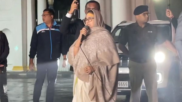 গাড়ি চুরমার হয়ে যেত, এক সেকেন্ডের জন্য মানুষের আশীর্বাদে বেঁচেছি দুর্ঘটনার পর বললেন মমতা বন্দ্যোপাধ্যায় গাড়ি চুরমার হয়ে যেত, এক সেকেন্ডের জন্য মানুষের আশীর্বাদে বেঁচেছি দুর্ঘটনার পর বললেন মমতা বন্দ্যোপাধ্যায়