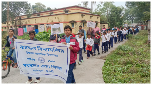 ভাগাড়ের মাঝেই চলছে স্কুল,