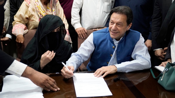 ইমরান খান ও স্ত্রী বুশরা বিবিকে সাত বছরের কারাদণ্ড শোনালো আদালত