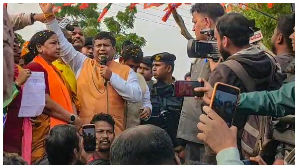 ধুন্ধুমার কাণ্ড টাকিতে। ধুন্ধুমার কাণ্ড টাকিতে।
