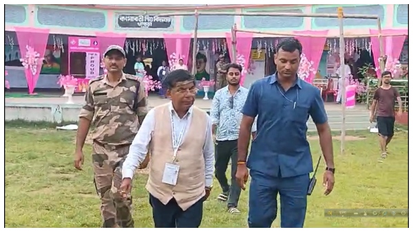 ভোটকেন্দ্র পরিদর্শনে কেন্দ্রীয় মন্ত্রী