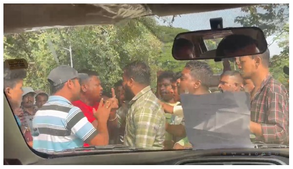 বিজেপি প্রার্থীর গাড়ি আটকে বিক্ষোভ