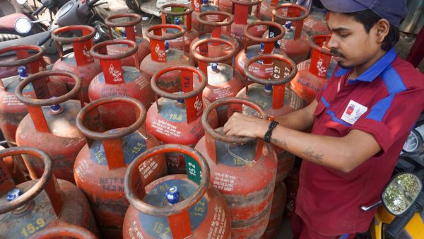 নতুন নিয়ম ডিসেম্বর: এলপিজি গ্যাসের দাম থেকে শুরু করে আধার আপডেটের নিয়ম, এই বড় পরিবর্তনগুলি ১ ডিসেম্বর থেকে কার্যকর হয়েছে। নতুন নিয়ম ডিসেম্বর: এলপিজি গ্যাসের দাম থেকে শুরু করে আধার আপডেটের নিয়ম, এই বড় পরিবর্তনগুলি ১ ডিসেম্বর থেকে কার্যকর হয়েছে।