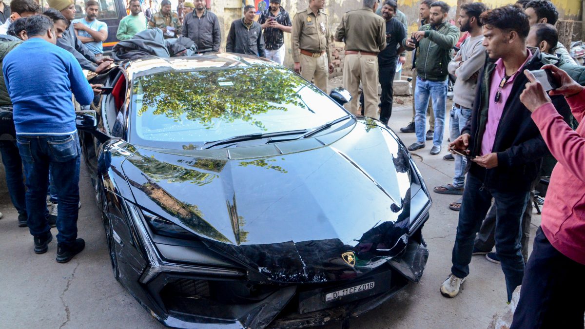 বেপরোয়া ল্যাম্বরগিনি কেড়ে নিল সাধারণের নিরাপত্তা বেপরোয়া ল্যাম্বরগিনি কেড়ে নিল সাধারণের নিরাপত্তা