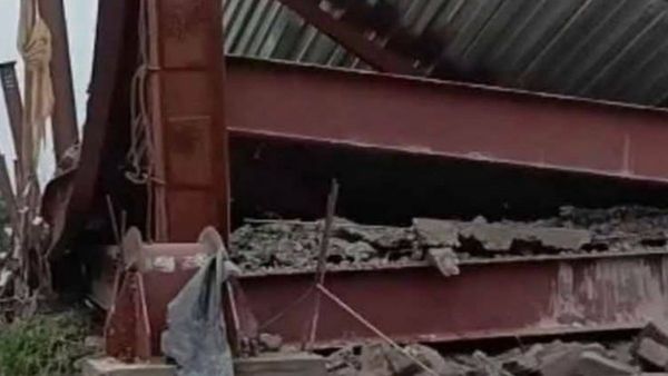 Rescue teams searching for victims at Taratala building collapse