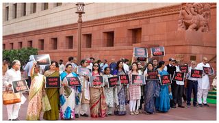 গ্যাস সঙ্কটে বিপর্যস্ত জনজীবন, থমকে মাছ ধরার ট্রলার, সংসদ চত্বরে প্রতিবাদ তৃণমূলের