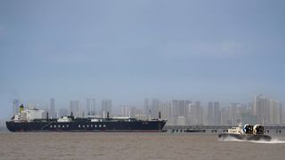 হরমুজ আটকালেই পাল্টা হামলার হুমকি ইরানের, কী করবে আমেরিকা?