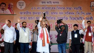 যান্ত্রিক গোলযোগে নামতেই পারল না কপ্টার, অসমে বাতিল হল অমিত শাহের জনসভা