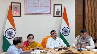 স্বচ্ছ অ্যাপ চালু পশ্চিমবঙ্গে! রাস্তাঘাটে থুতু বা আবর্জনা ফেললে এবার দিতে হবে কড়া জরিমানা