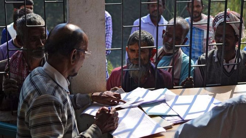 সংকটে পরিযায়ী শ্রমিকরা সংকটে পরিযায়ী শ্রমিকরা