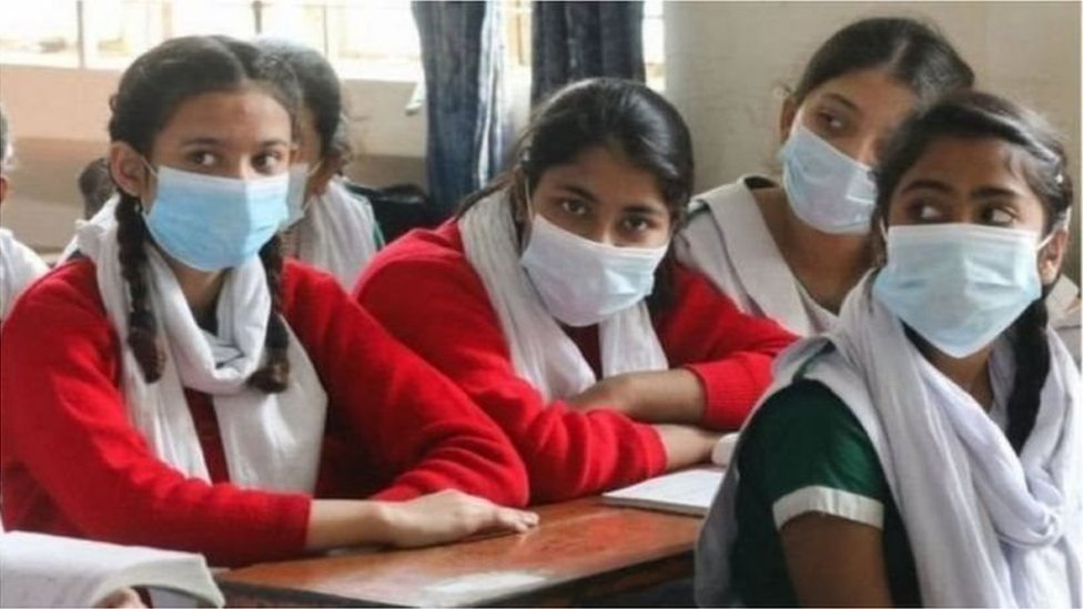 স্কুলের সামনে কোনও জমায়েত নয়।