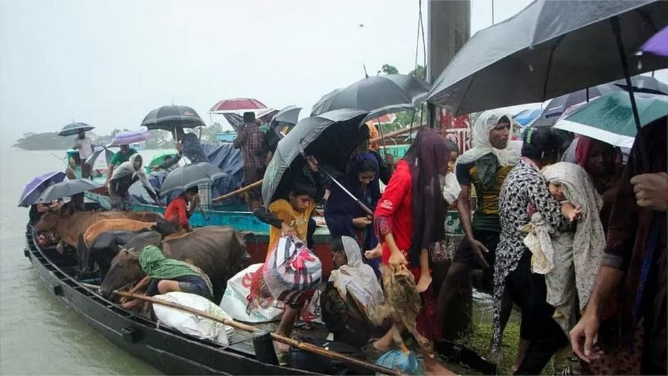 জলের স্তর বিপদ চিহ্নের উপরে