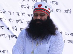 डेरा प्रमुख को सिक्खों ने दिखाये काले झंडे