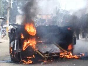 सगे भाइयों को गोली मारी, ग्रामीणों ने थाना फूंका