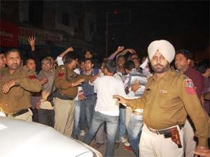 सिखों व डेरा प्रेमियों में हुई झड़प, तनाव