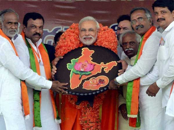 नरेंद्र मोदी जानते हैं कि भारत में पार्टी से बड़ा होता है व्यक्ति