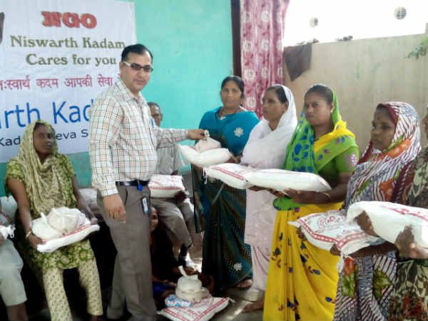 कुष्ठ आश्रम में अन्न एवं जरूरी सामान वितरण 