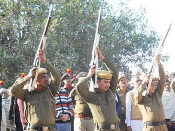 शहीद जवान को श्रद्धांजलि  के दौरान सरकारी बंदूकों ने दिया धोखा, हरियाणा पुलिस हुई शर्मसार  