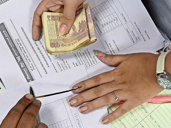 नोटबंदी: दो दिन देर से जागा चुनाव आयोग, अब कह रहा नियमों के हिसाब से लगाएं अमिट स्‍याही 