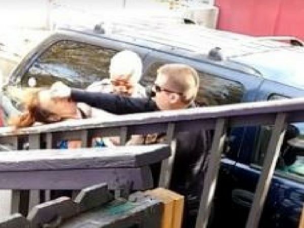 VIDEO: गिरफ्तारी का किया विरोध तो पुलिस आॅफिसर ने महिला के मुंह पर जड़ दिया मुक्का