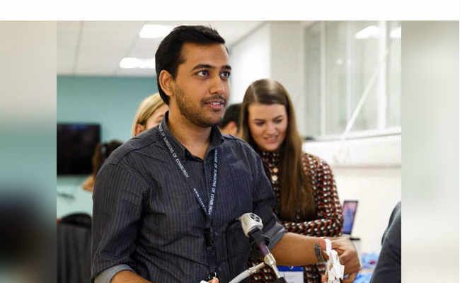 भारतीय मूल का अर्पण दोषी बना ब्र‍िटेन का सबसे युवा डॉक्‍टर, भारत का नाम क‍िया रोशन 