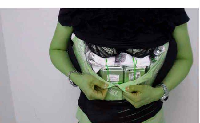 एक मह‍िला के पास थे पूरे 102 आई फोंस, देख‍िए फ‍िर क्‍या हुआ? 