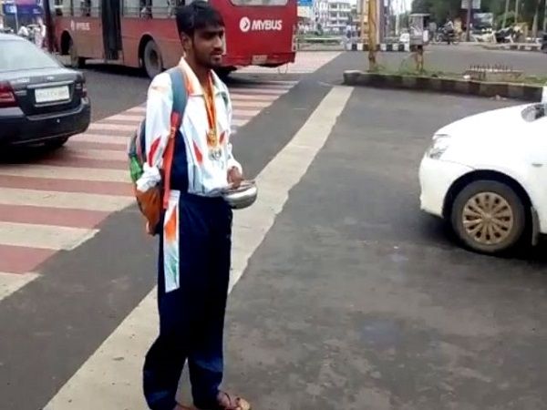 मध्यप्रदेशः शिवराज सरकार की उपेक्षा के चलते सड़कों पर भीख मांगने को मजबूर है देश का होनहार खिलाड़ी