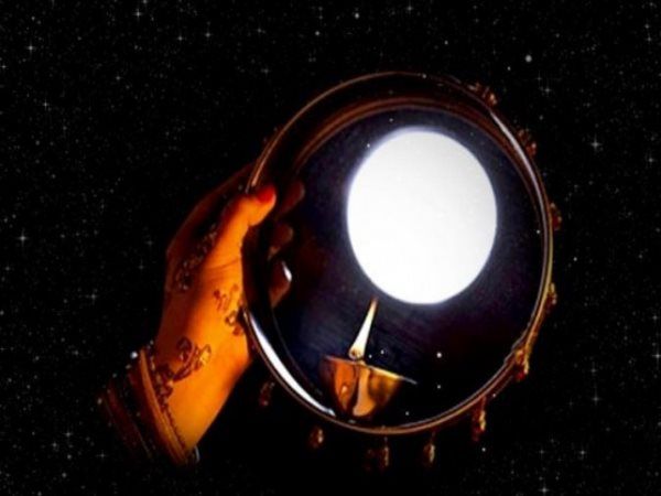 करवाचौथ पर शॉपिंग के लिए नहीं दिए रुपये तो शादीशुदा महिला ने पुलिस बुलाकर प्रेमी को उठवाया