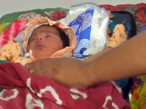 जन्म के दो घंटे के भीतर ही तैयार हो गया इस बच्ची का आधार कार्ड, बाकी कागजात भी फौरन हुए तैयार