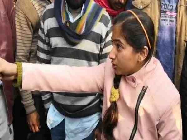 अलीगढ़: गौरक्षा वाहिनी की महिला कार्यकर्ता ने सीओ को धमकाया, तेरी बंदूक में जितनी गोलियां हैं, तेरे भेजे में भर दूंगी