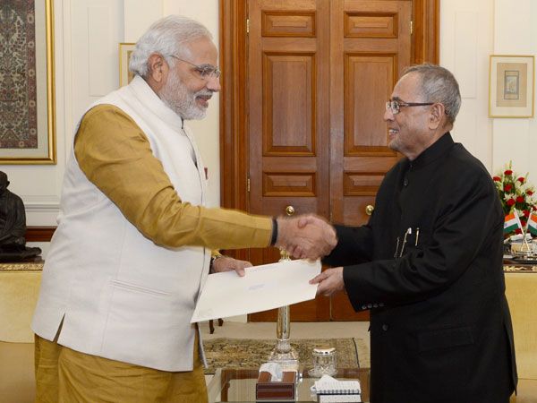 Pranab Mukherjee profile: इंदिरा के सिपहसलार से संघ मुख्यालय तक जाने का सफर