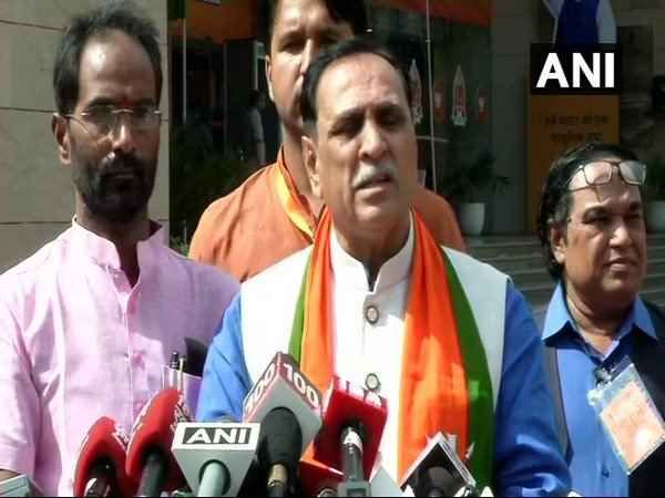 गुजरात बना गरीब सवर्णों को 10% आरक्षण देने वाला पहला राज्य, कल से लागू होगा कानून