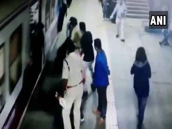 RPF के जवान ने किया ऐसा काम, जानकर आप भी करेंगे सलाम, देखें वीडियो