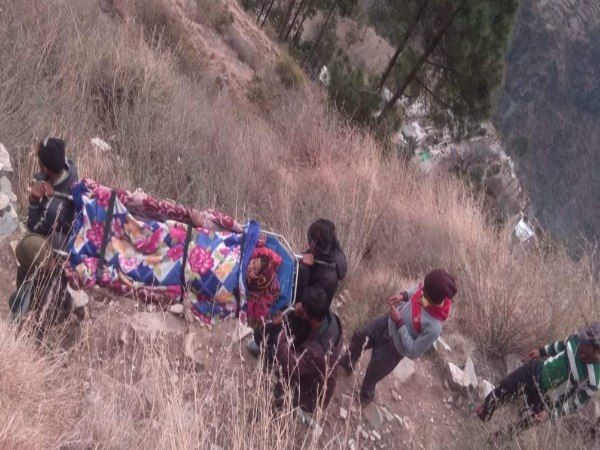 खाई में गिरी महिला को बचाने के लिए कंधे पर लादकर 14 किमी पैदल ले गए लोग, गांव में नहीं थी सड़क