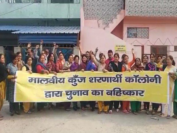 आगरा में 120 परिवार ने किया मतदान का बहिष्कार, घर-घर जाकर चिपकाए पोस्टर