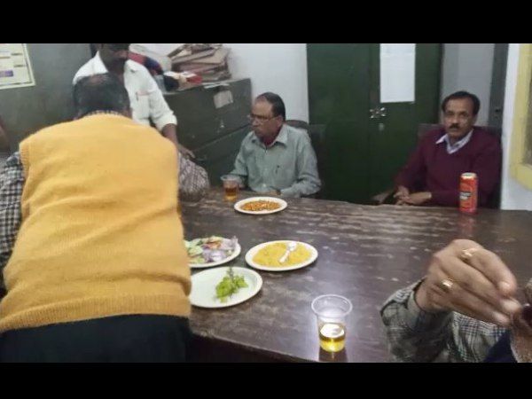 बरेली में सरकारी आवास-विकास के दफ्तर में चल रही दारू पार्टी, Video वायरल