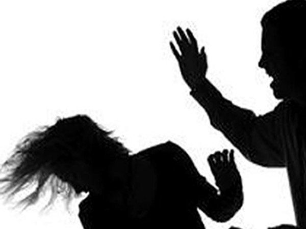 बेटे-बहू ने मां को इतनी बेरहमी से पीटा कि देखनेवालों की कांपी रूह, पिता ने थाने में लिखाया मुकदमा