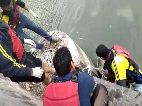  सामने से आ रहे ट्रक से बचने के लिए नहर में गिरी कार, डूबने से 3 की मौत, दो ने बचाई जान