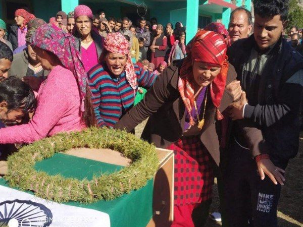 22 दिन तक बर्फ में दबे रहने के बाद तिरंगे में लिपटकर घर पहुंचा शहीद बेटा विदेश