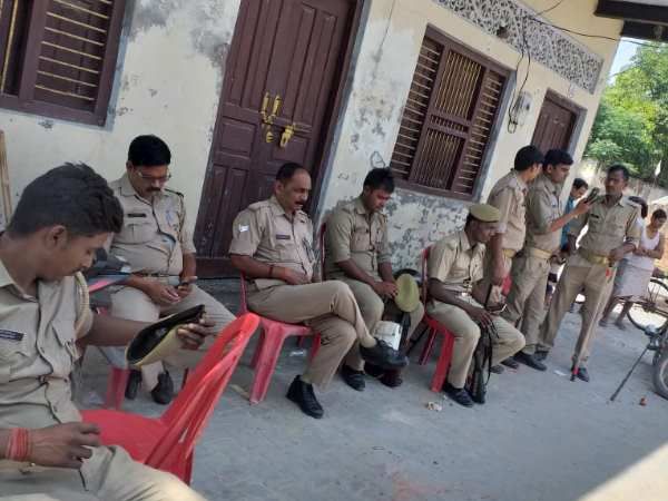 जौनपुर में बारात निकालने के दौरान दो समुदाय में संघर्ष से तनाव, पुलिस सुरक्षा में हुई शादी