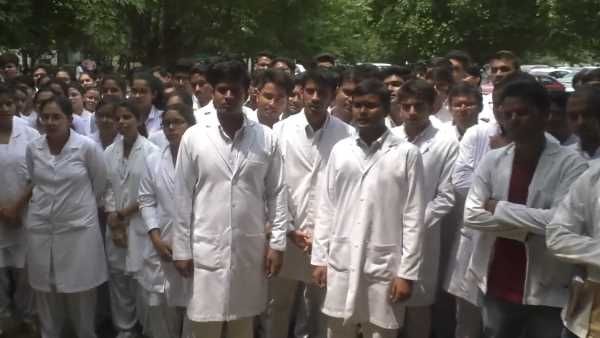 सैफई मेडिकल कॉलेज रैगिंग मामले में एफआईआर के खिलाफ छात्रों का विरोध प्रदर्शन