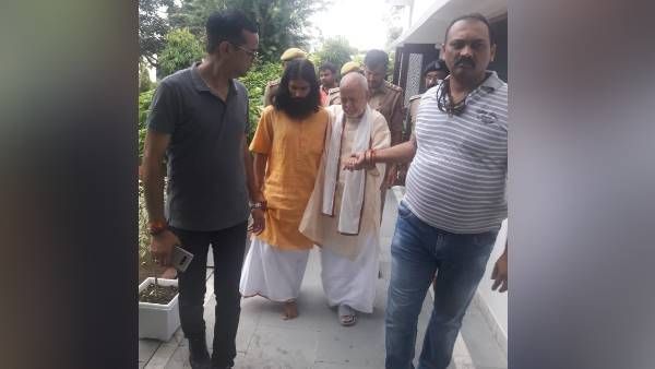 यौन शोषण के आरोप में स्वामी चिन्मयानंद की गिरफ्तारी पर क्या बोले उनके तीनों भाई