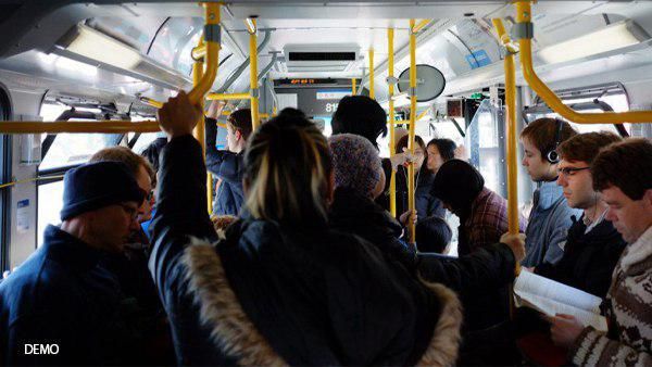 खचाखच भरी बस की पिछली सीट पर ब्‍वॉयफ्रेंड संग संबंध बना रही थी महिला, VIDEO वायरल 