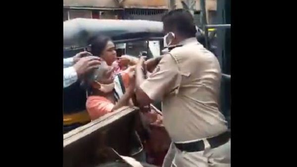 VIDEO: कंटेनमेंट एरिया में सब्जी बेचने से रोकने पर महिला ने पुलिसकर्मियों के साथ की हाथापाई
