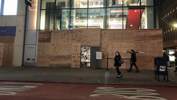 अमेरिका: कोरोना वायरस ने एक दिन में ली 3,112 लोगों की जान, अस्पतालों में नहीं ICU बेड