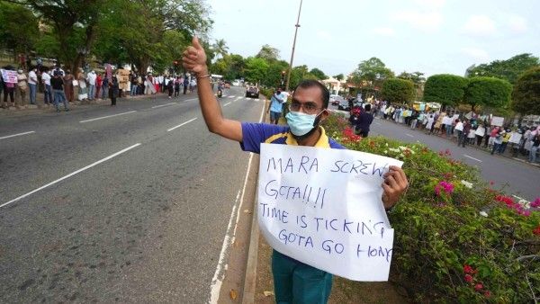 Sri Lanka Crisis: आर्थिक संकट के बीच श्रीलंकाई मंत्री नमल राजपक्षे के परिजन देश छोड़कर भागे