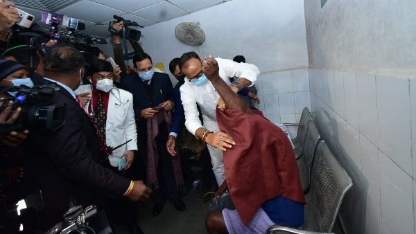  UP : अस्पताल में ठंड से कांप रहा था मरीज, डिप्टी CM बृजेश पाठक ने खुद पहनाई अपनी सदरी 